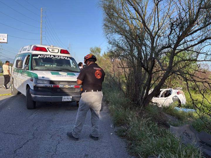Choque entre camión de transporte de personal y vehículo deja cuatro muertos