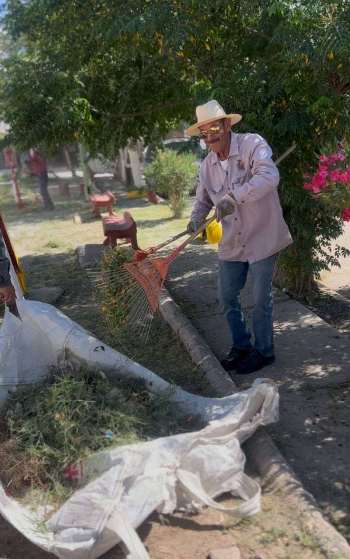 Realizan mantenimiento en parque Hidalgo