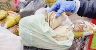 Detuvieron a un vendedor ambulante por hacer milanesas con papel higiénico