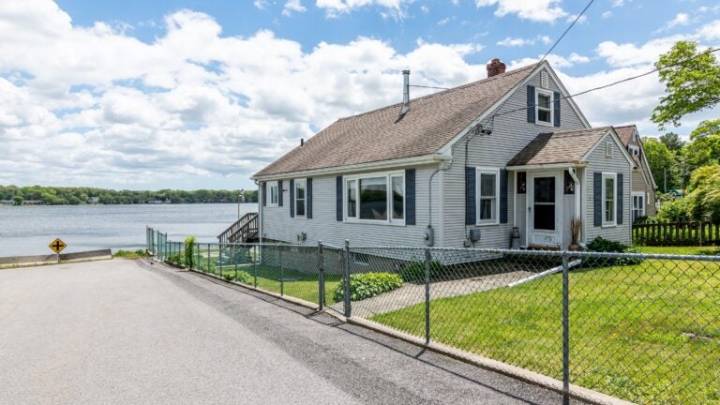 Home of the Week: On the pond in the Ocean State