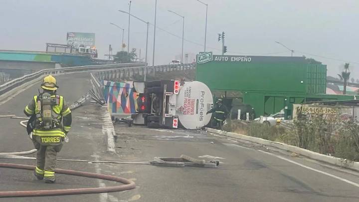 Restablecen circulación vial en carretera escénica y libre tras volcadura de pipa en Playas de Rosarito