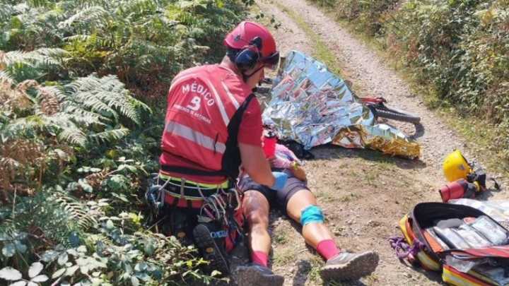 Trasladada al hospital una ciclista que sufrió una caída en una ruta en Laviana