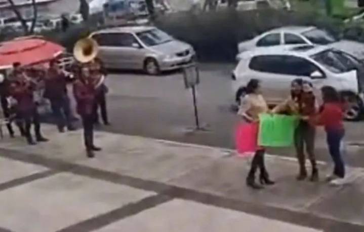 Mujer celebra su divorcio con banda y carteles en Toluca