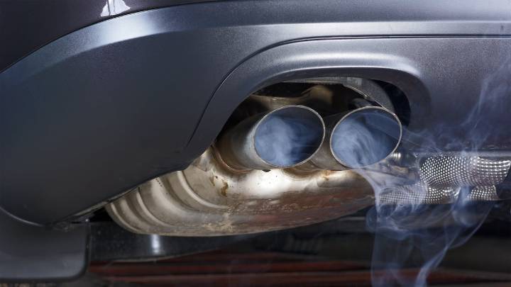 Si su carro bota agua por el escape estas son las causas y posibles reparaciones que debe realizar