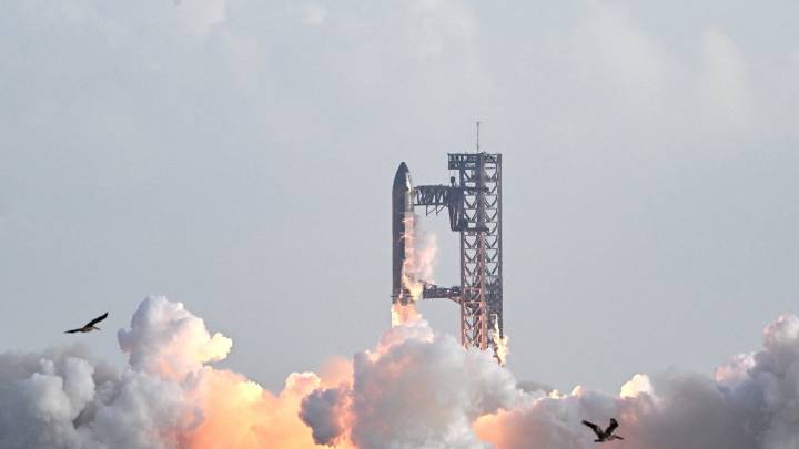 El megacohete Starship de SpaceX completa su décimo vuelo de prueba con amerizaje exitoso