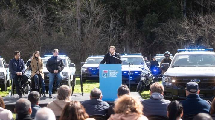Otermín y Alonso presentaron nuevos patrulleros y motos para Lomas