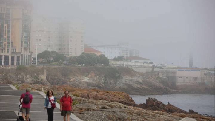 La niebla ayuda a aplacar el calor en A Coruña tras un domingo con la ciudad a 30ºC