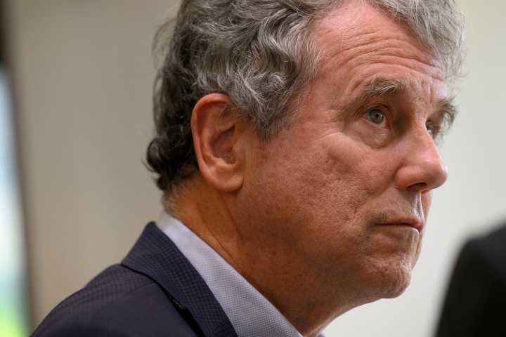 Union workers welcome Sherrod Brown’s 2026 Ohio comeback
