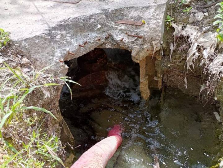 Fuga de Agua en la Tulum–Cobá Cumple Dos Meses Sin Reparación