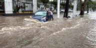 Lluvias en la ZMG provocan caos vial, vehículos varados e inundaciones