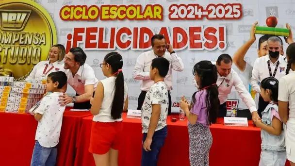 Casa Ley entrega 27 mil paquetes escolares a estudiantes