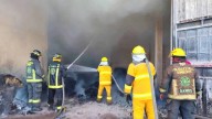Se incendia bodega en baños de vapor de Cuautlancingo y columna de humo alerta a vecinos