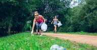 ¿Qué es el 'plogging'? El deporte que limpia calles, playas y bosques