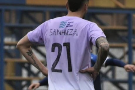 FOTO. Insólito: futbolista chileno tuvo que usar camiseta pintada con plumón y así reaccionó en redes