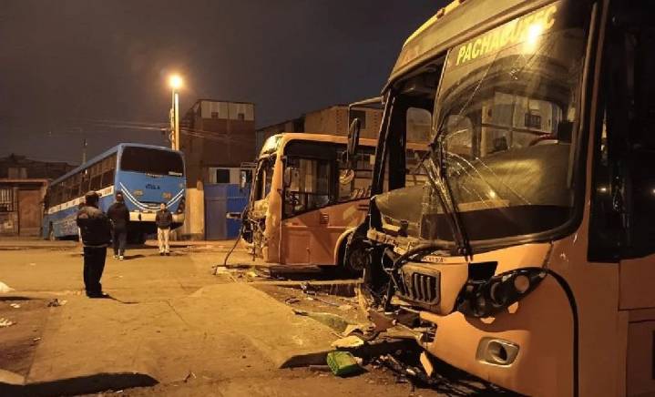 Bus choca varios vehículos y termina empotrado en una vivienda