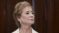 Una jueza federal bloqueó dos iniciativas de Trump para eliminar la agenda DEI en universidades y escuelas