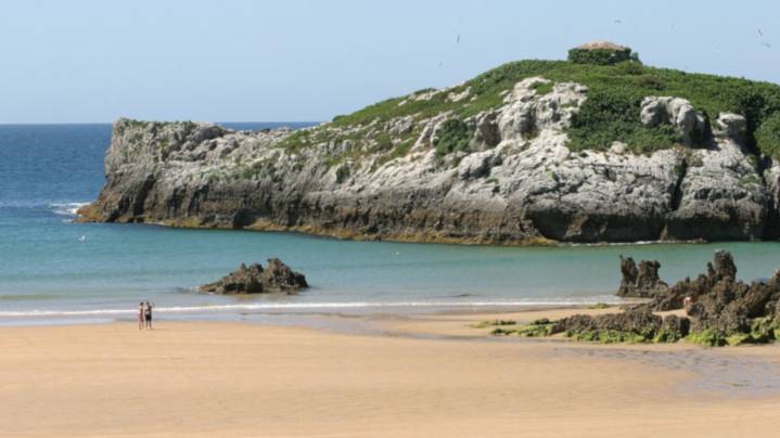 Dos franceses de 20 años se quedan atrapados en las rocas de la playa del Ris al subir la marea