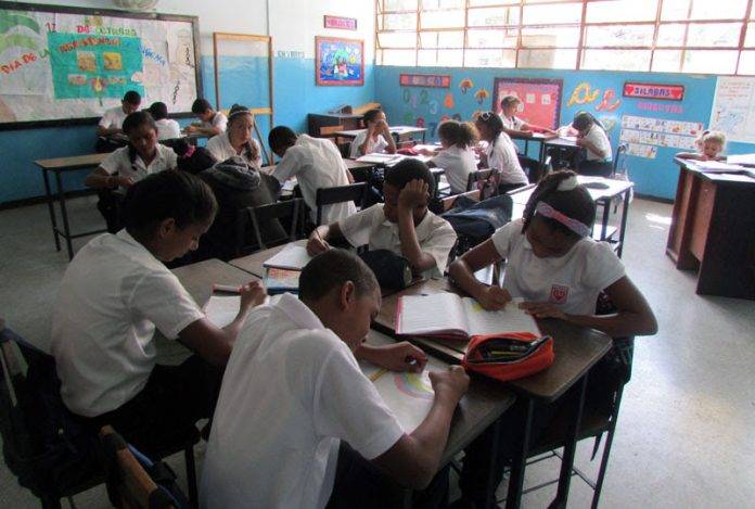 Especialistas evaluan el desafío de garantizar la educación de los niños en Venezuela