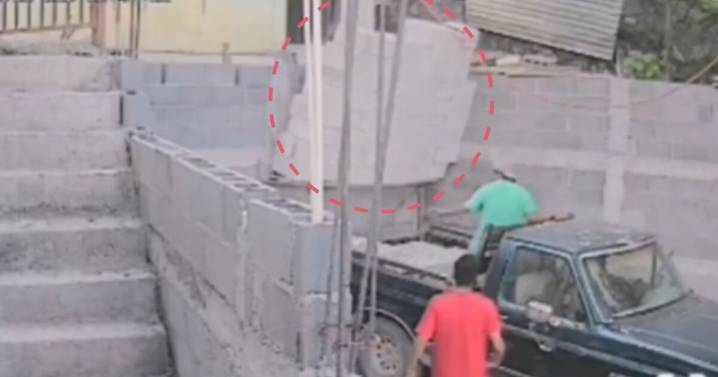 VIDEO:  ¡Impactante! Trabajador en Montemorelos se salva de ser aplastado por casi una tonelada de block