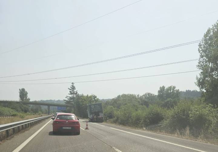 Hasta tres kilómetros de retenciones en la A-64, en Siero, por un camión averiado
