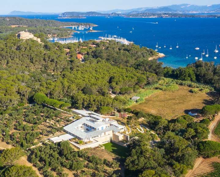 Porquerolles, la isla francesa donde conviven turistas, trabajadores, millonarios y arte contemporáneo
