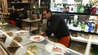 Esta es la reflexión viral de un camarero tras su último día en la hostelería: "Es un trabajo muy sacrificado, pero yo estoy muy orgulloso de haberlo hecho y lo dejo con cierta lástima"
