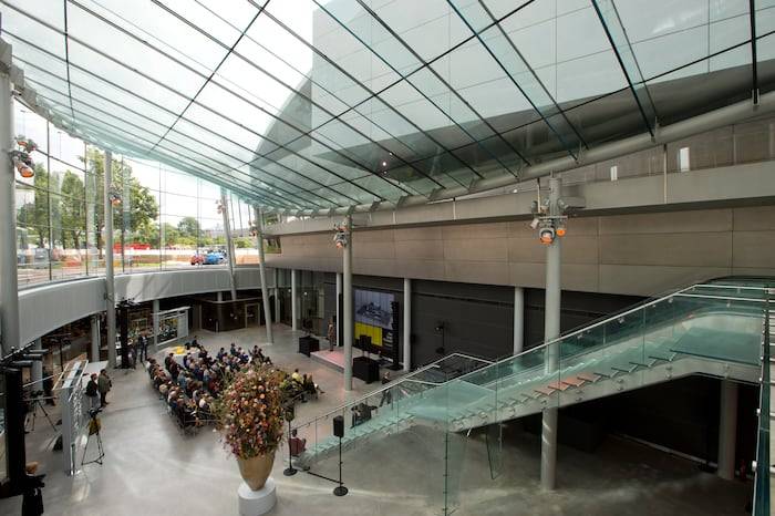 Director warns that the Van Gogh Museum may close if the Dutch government doesn't help fund repairs