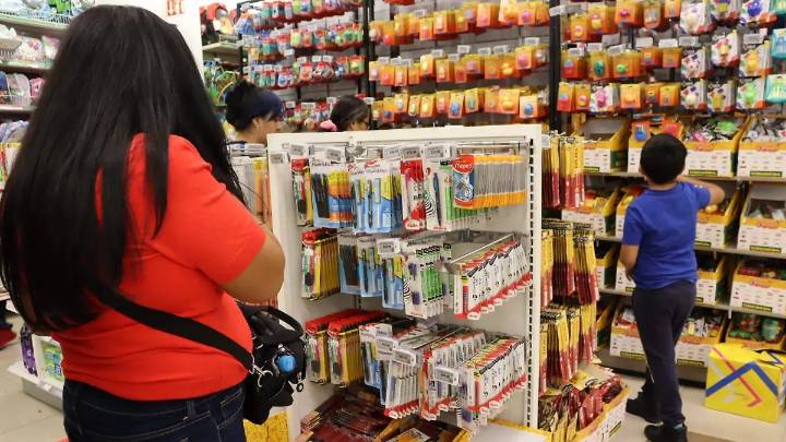 Padres de familia preparan la cartera previo al regreso a clases