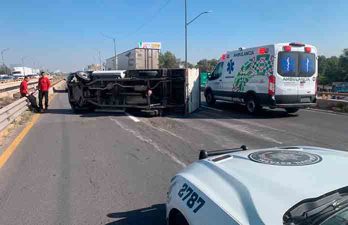 Vuelca rauda camioneta por falla mecánica