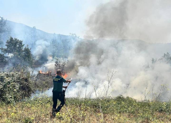 800 vecinos desalojados por el incendio de Yeres, León