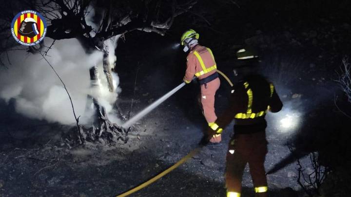 Así han pasado la noche los bomberos que trabajan en el incendio forestal en imágenes