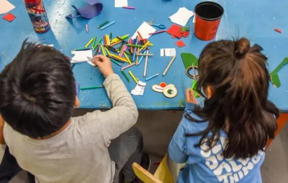 Qué hacen los chicos en su tiempo libre: redes sociales, pantallas y menos lectura