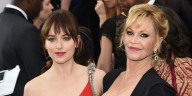 La hija de Melanie Griffith, Dakota Johnson, versiona el vestido blanco 'boho' favorito de su madre