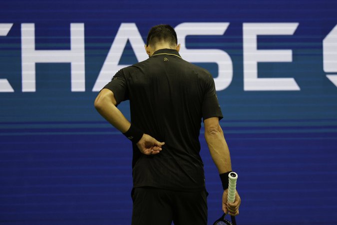Novak Djokovic shakes off back problem, reaches 4th round of U.S. Open at 38