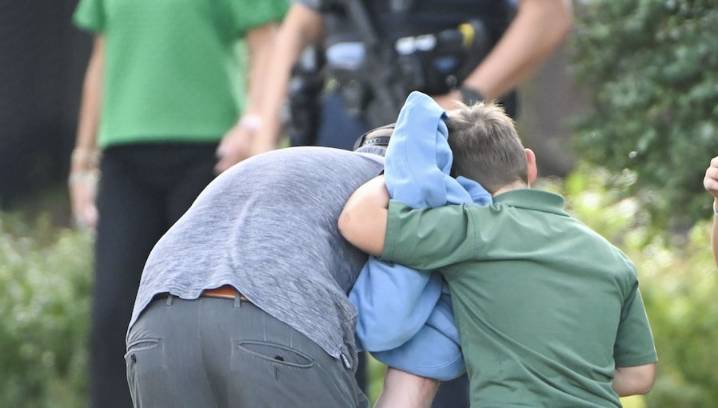 Dos niños muertos en tiroteo en escuela católica en Minneapolis