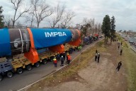 En un gran despliegue trasladan un reactor gigante de YPF a una refinería