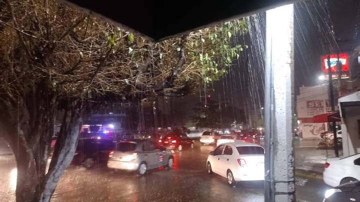 Cae fuerte lluvia con viento y truenos esta noche en Mazatlán