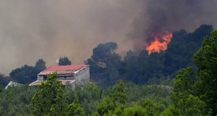España combate sin tregua más de 20 incendios, en el año de mayor devastación por el fuego
