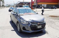 Auxilian a mujer y menores tras choque