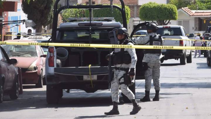 Asesinan a tiros a joven afuera de comercios en el centro de Apaseo el Alto