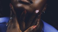 Las uñas inspiradas en los años 90 vuelven con todo y marcan la tendencia ideal antes de que llegue el calor