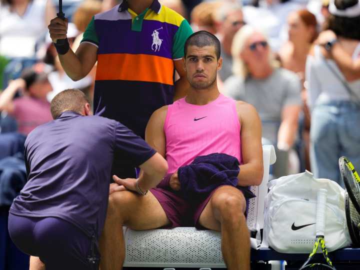 Carlos Alcaraz pasa a octavos de final del US Open pero asustó a todos por un dolor poco oportuno en una rodilla