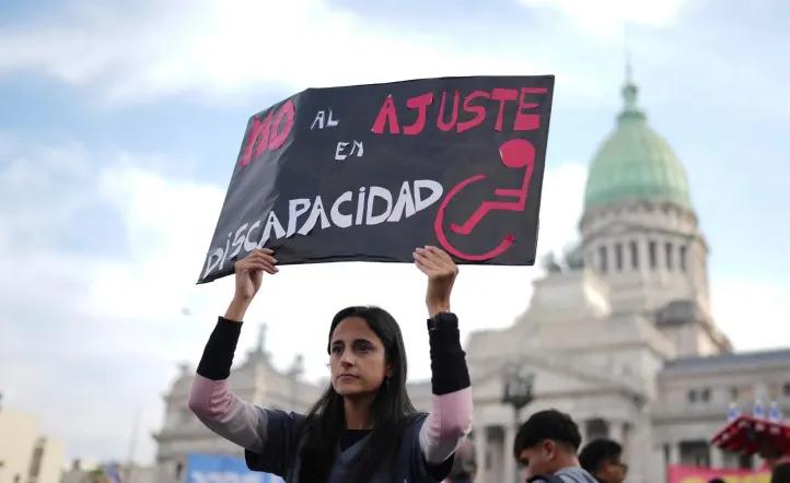 Manifestantes protestan frente al Congreso contra los vetos de Milei