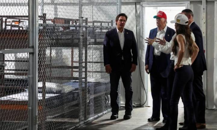 Juez federal ordena cerrar prisión Alligator Alcatraz