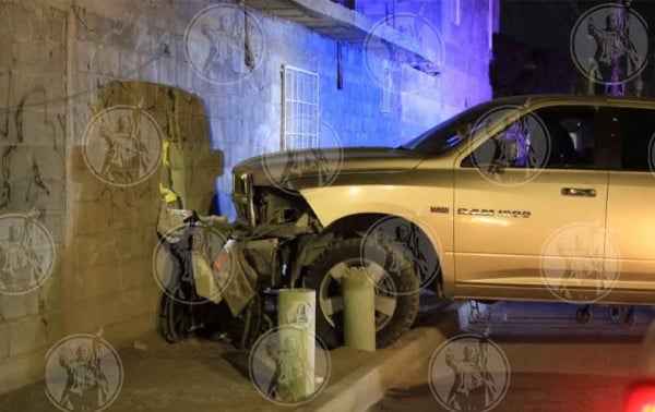 Hombre mayor mμεrε prensado vs una pared en la Carlos Chavira