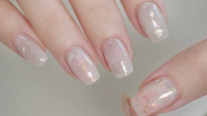 6 ideas de uñas elegantes que puedes llevar a la oficina y crean efecto porcelana en la piel de las manos