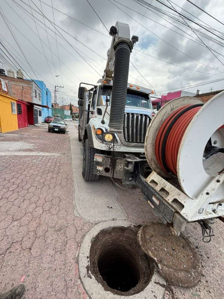 INTERAPAS mantiene desazolve preventivo de drenajes: se retiraron 70 toneladas de residuos en julio