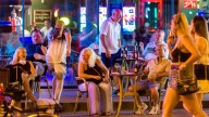 Los británicos consumen unos 50.000 litros de cerveza al año en Benidorm mientras el ‘alcopop’ empieza a destacar