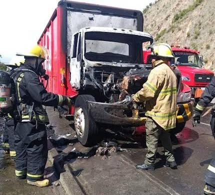 Camión de Coca-Cola se incendia en la Montaña