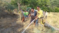 Un ojo siempre en el humo: voluntarios de Castromil vigilan las reactivaciones del incendio en la frontera con Ourense